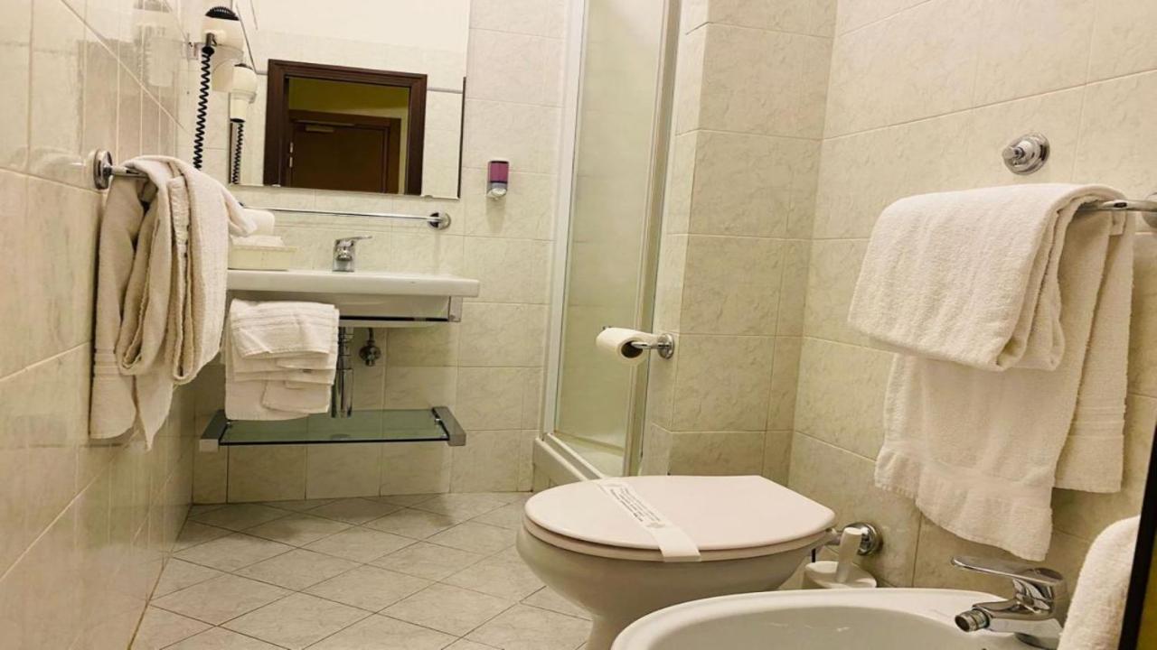 Roma Castle Termini Hotel Bagian luar foto